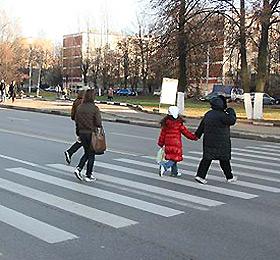 В России автовладельцы станут пропускать пешеходов по новым правилам.